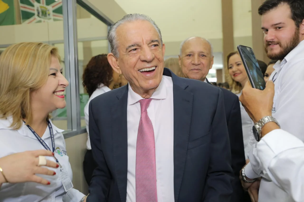 Iris Rezende melhora e caminha no hospital