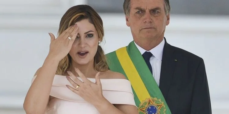 “Minha visão não é direita, nem esquerda. Meu foco é na comunidade surda”, diz Michelle Bolsonaro em Anápolis