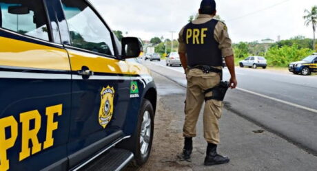 PRF flagra motorista dirigindo sem para-brisa usando capacete