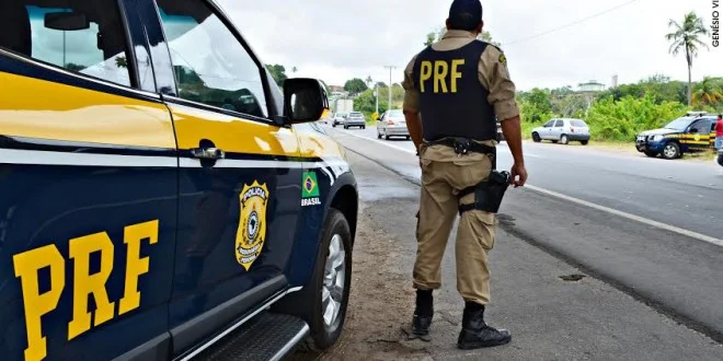 PRF flagra motorista dirigindo sem para-brisa usando capacete