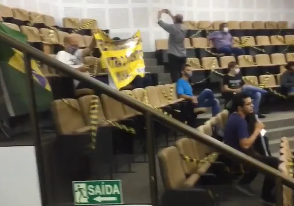 Manifestantes vão à Câmara protestar contra projeto que aumenta salários de vereadores