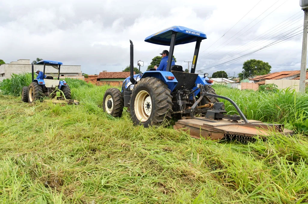 Serviço de roçagem é intensificado durante período chuvoso em Aparecida de Goiânia