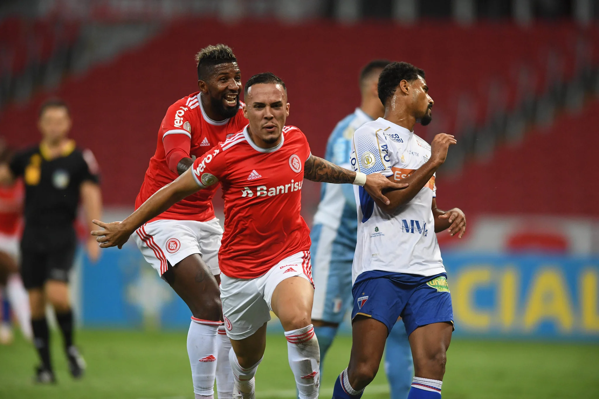 Série A: Internacional vence Fortaleza em jogo de seis gols e encosta no líder São Paulo