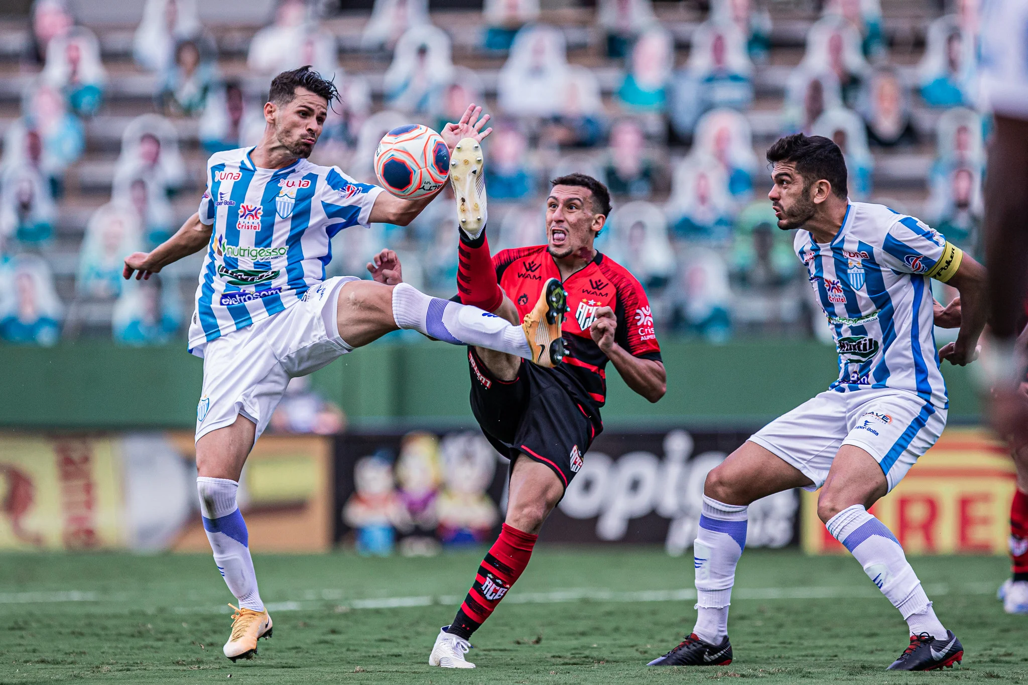 CRAC vence Atlético em jogo de oito gols na Serrinha e garante classificação no Goianão