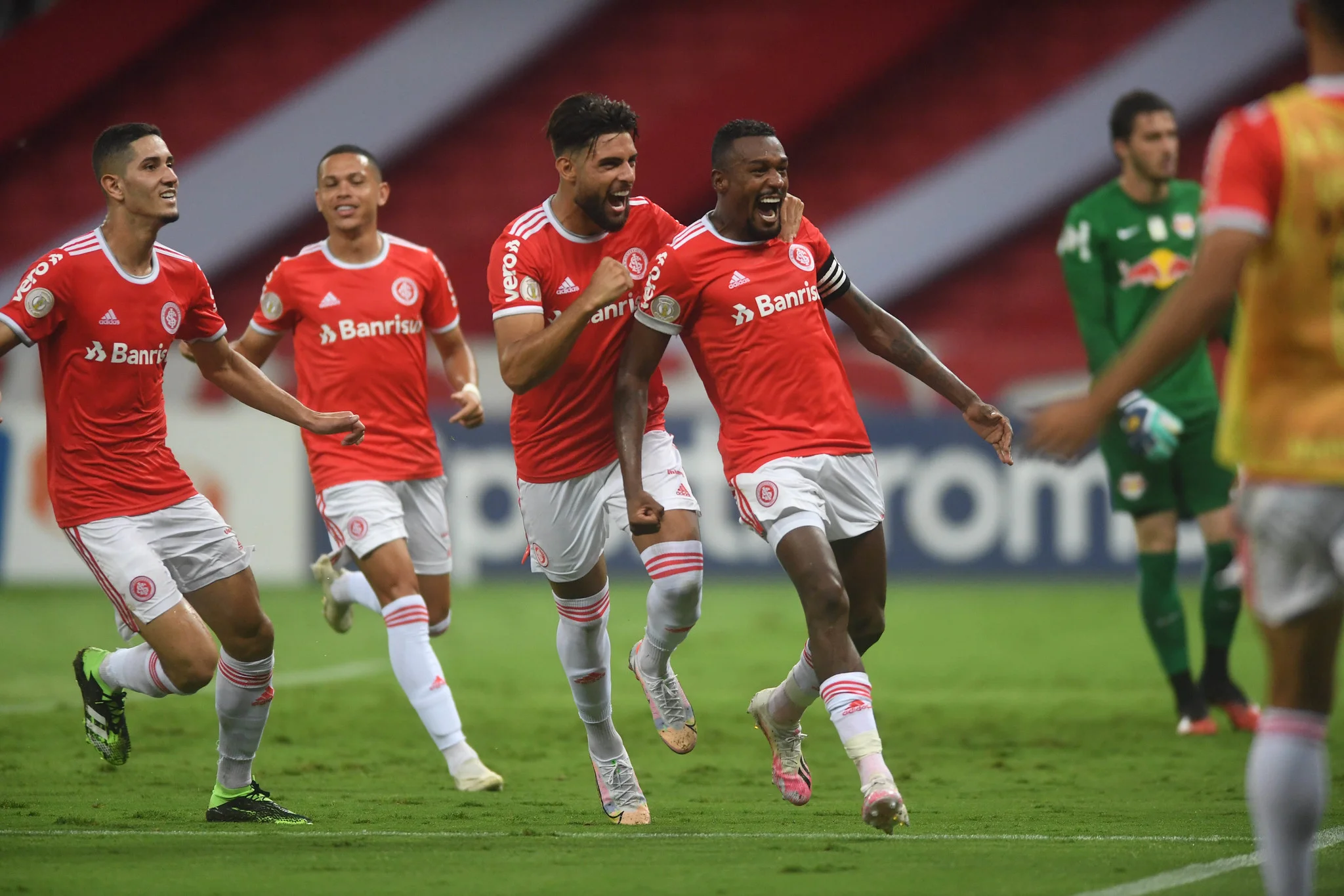 Internacional vence Bragantino e segue com folga no topa da tabela no Campeonato Brasileiro