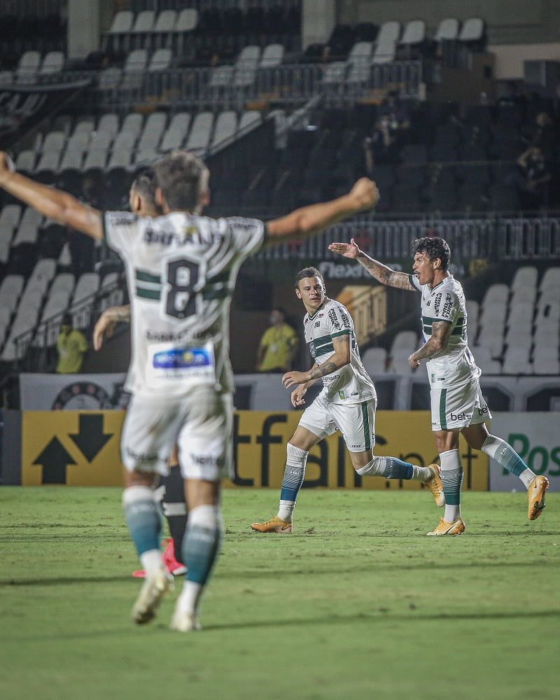 Coritiba vence Vasco em São Januário e deixa lanterna do Brasileirão