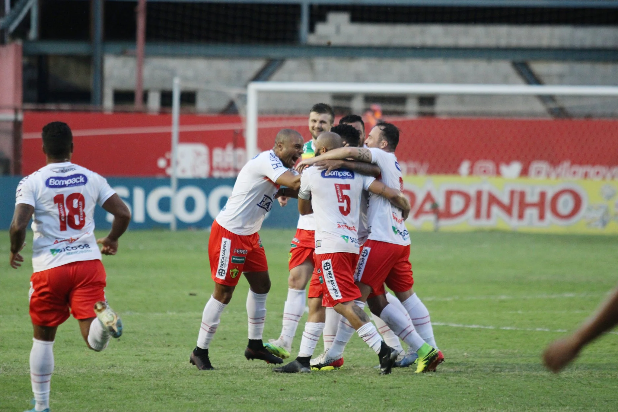 Vila Nova joga mal, sofre goleada em casa e se complica na briga pelo acesso