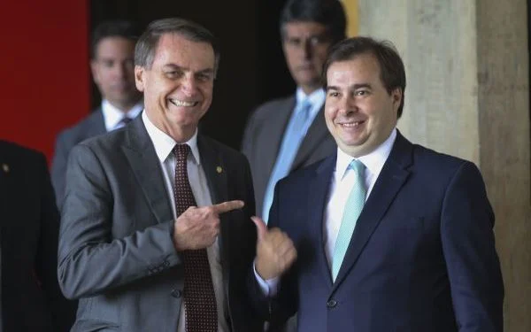 Se vacina demorar, é possível que Bolsonaro sofra processo de impeachment, avalia Maia