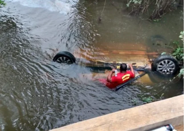 Duas pessoas morrem após carro cair de ponte em São Miguel do Araguaia