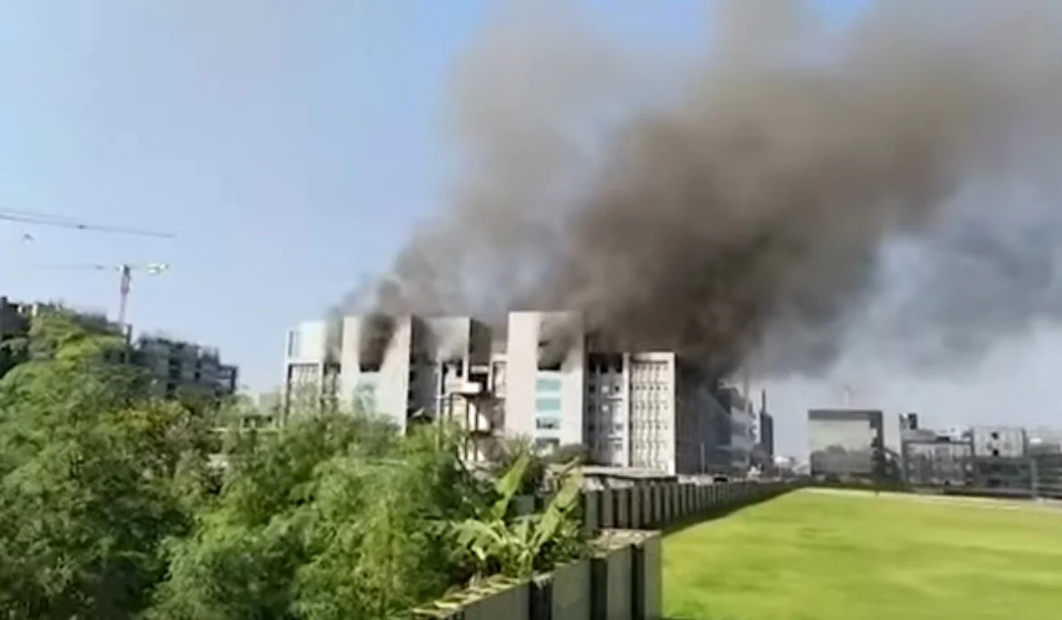 Laboratório de produção de vacinas na Índia é atingido por incêndio