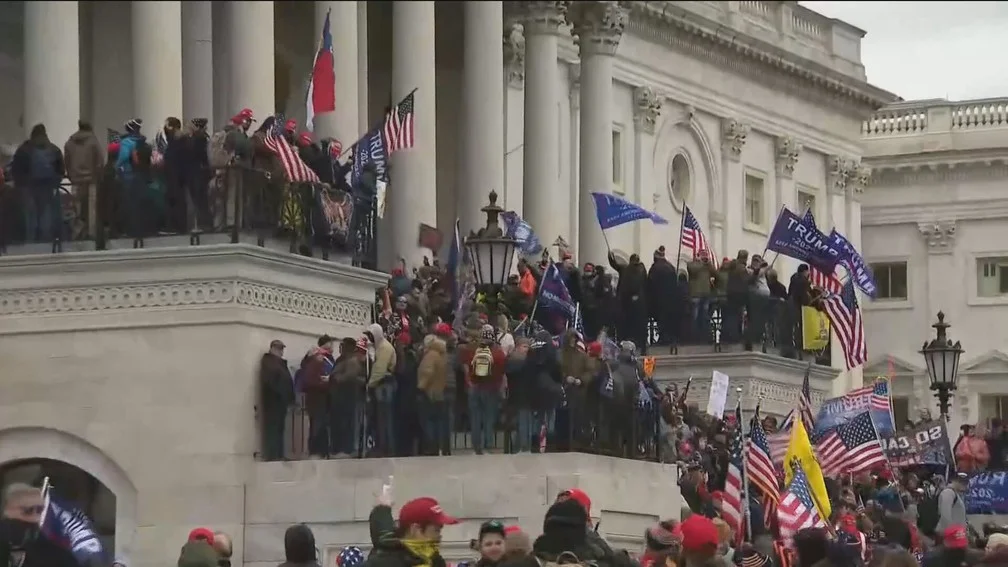 Insatisfeitos com resultado da eleição, manifestantes pró-Trump invadem Congresso dos EUA