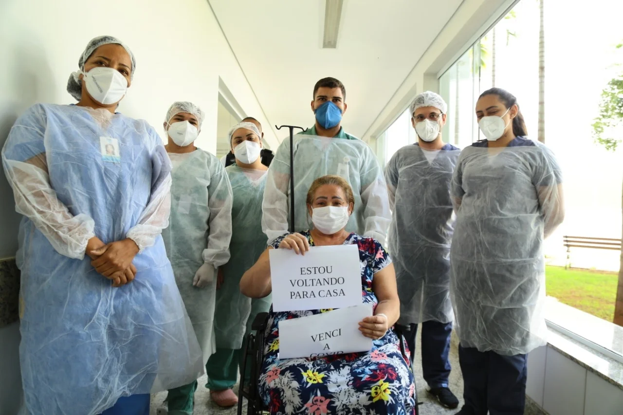 Mais uma paciente de Manaus recebe alta em Aparecida de Goiânia