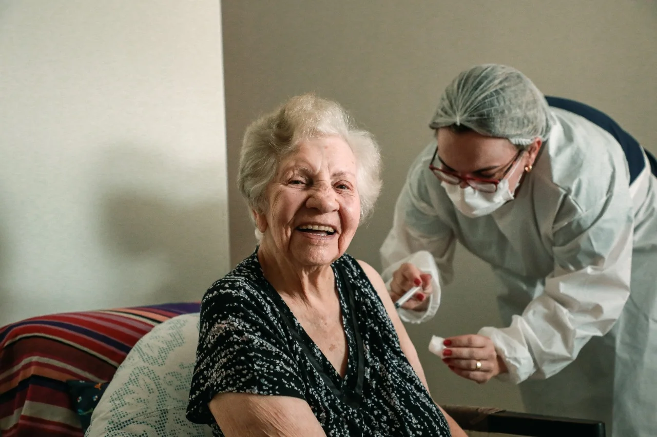 Anápolis começa a vacinar idosos com idade acima de 85 anos