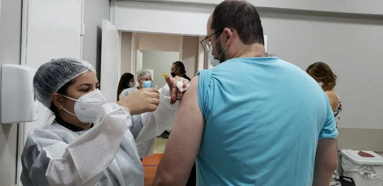 Goiás aplicou mais de 164 mil doses de vacinas contra a covid-19