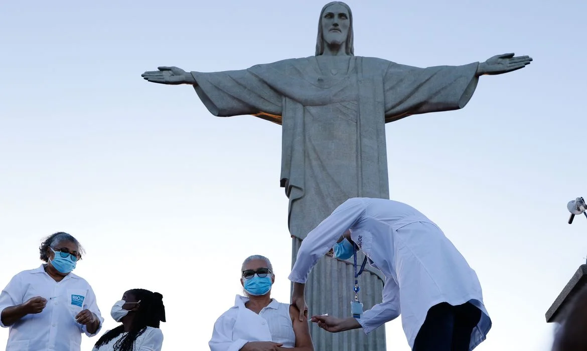 Aos pés do Cristo Redentor, Rio de Janeiro dá largada à vacinação contra a covid-19