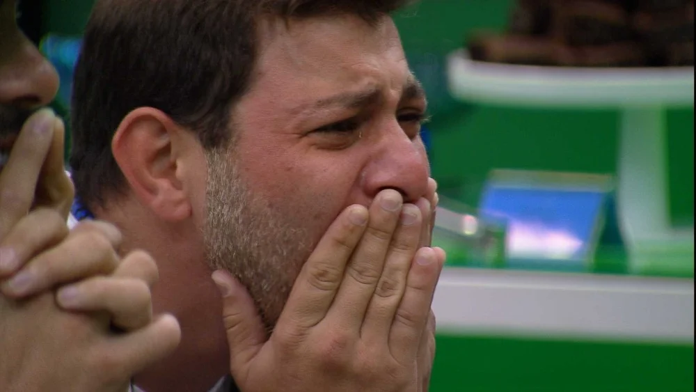 Caio Afiune se emociona durante almoço do anjo, no BBB21