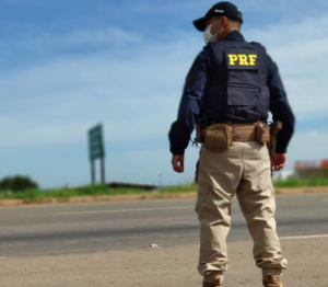 Vigilante da Polícia Rodoviária Federal em rodovia goiana