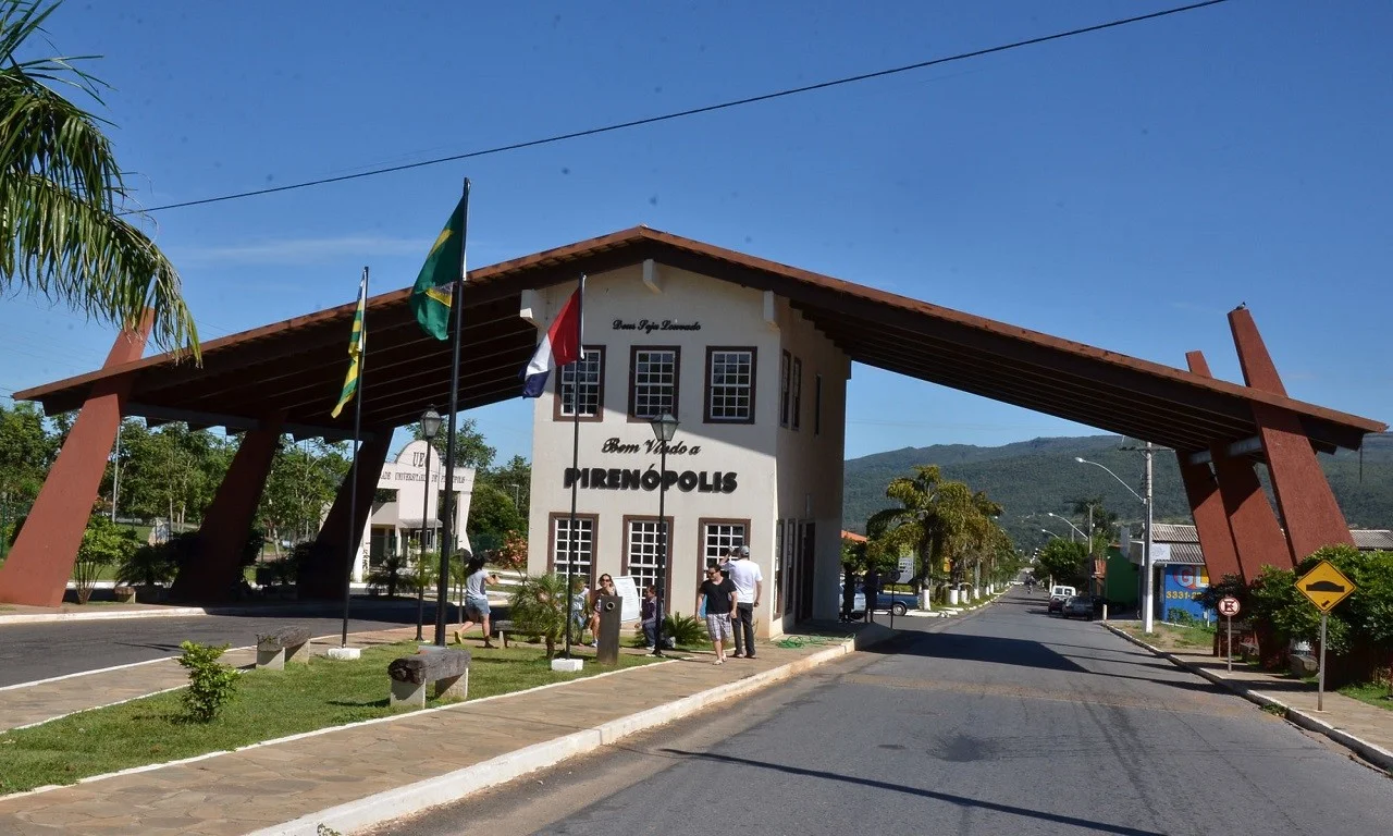 Moradores de Pirenópolis organizam protesto contra excesso de buracos pelas ruas da cidade