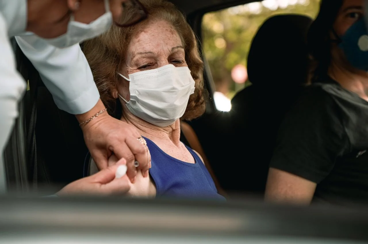 Vacinação por drive-thru para idosos de 80 anos ou mais em Anápolis será na segunda-feira (15)