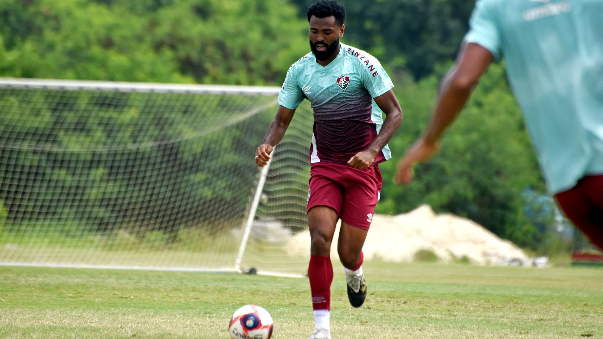 Fluminense que colocar jogadores em negociação com Goiás por David Duarte