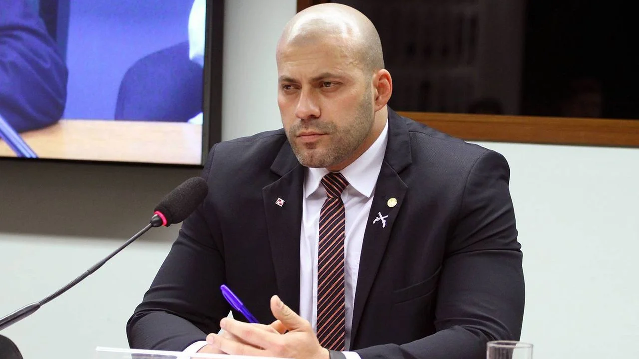 Moraes bloqueia bens de Daniel Silveira