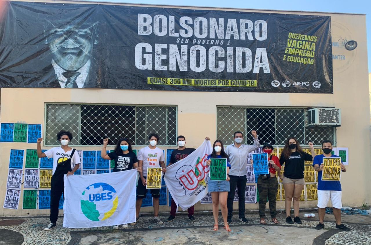 Após outdoor “Bolsonaro Genocida” ser vandalizado, movimento estudantil leva mensagem às ruas de Goiânia