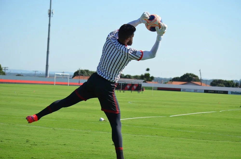 Com novo titular no gol e com 100% de aproveitamento, Atlético-GO encara o Itumbiara