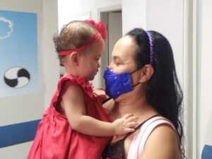 Gêmea siamesa Laís recebe alta do Hospital Materno Infantil