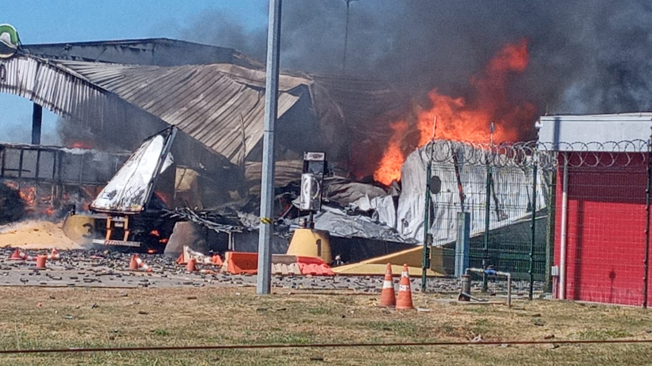 Uma colisão traseira causou morte de um motorista e incendiou praça de pedágio em Campo Alegre de Goiás