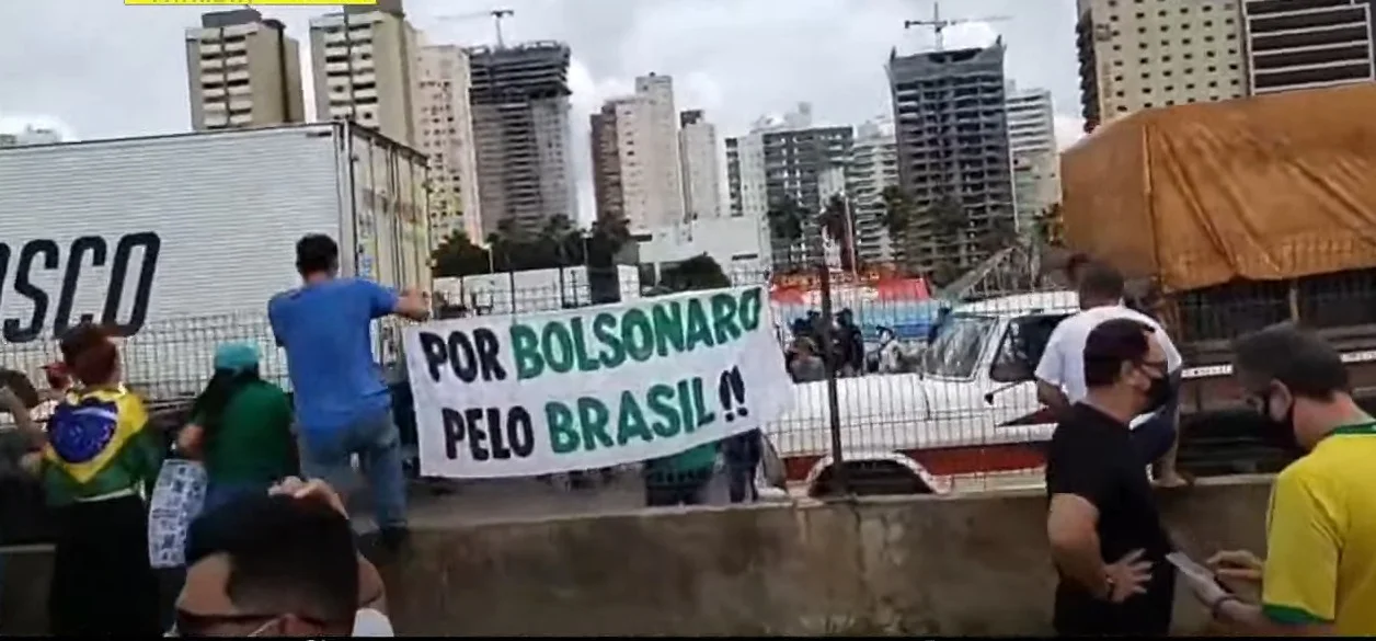 Apoiadores de Bolsonaro bloqueiam a BR-153 em protesto contra medidas restritivas em Goiânia