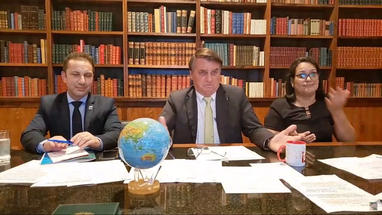 Bolsonaro aparece com globo terrestre em live após Lula criticar terraplanistas