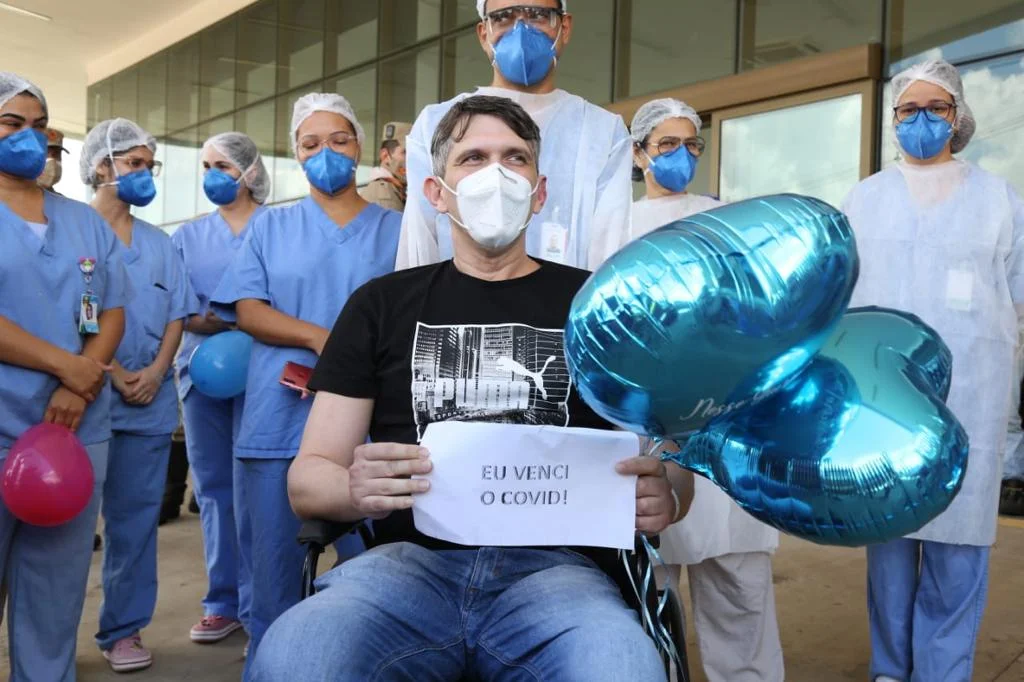 Após 20 dias de luta contra o Covid-19, militar do Bombeiros recebe alta do Hospital de Campanha em Goiânia: “Inimigo perigoso”, relata