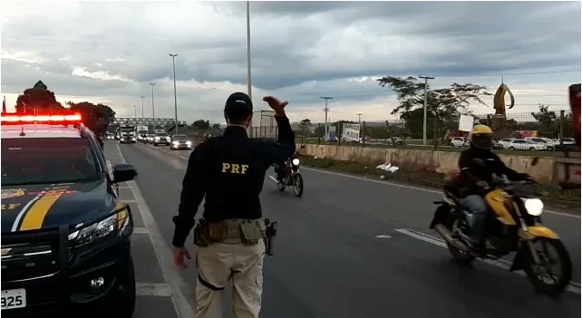 Manifestantes encerram protesto e liberam BR-153, em Goiânia