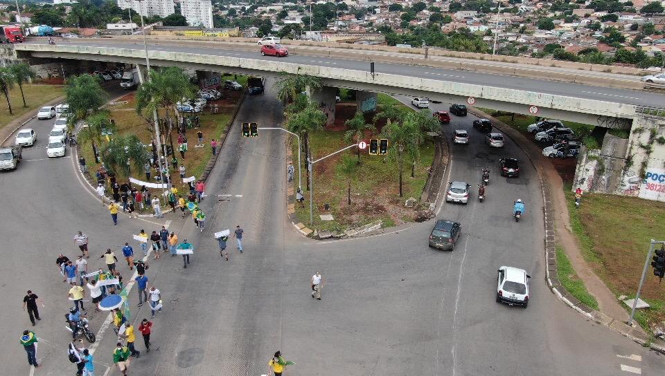 Grupo de manifestantes tenta bloquear BR-153