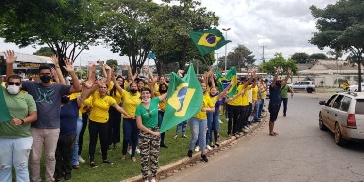 Apoiadores de Bolsonaro foram às ruas de Goiânia, neste domingo