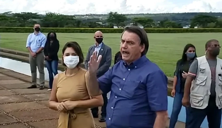 Antes de cortar bolo de aniversário verde-amarelo, Bolsonaro discursa: “Alguns tiranetes querem tirar a liberdade de vocês”