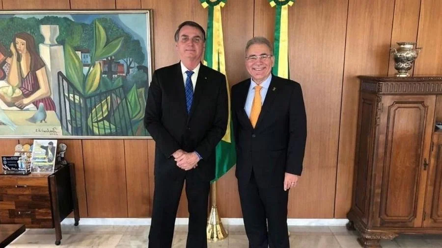 Hacker incluiu informação da vacinação de Bolsonaro, acredita ex-ministro da Saúde