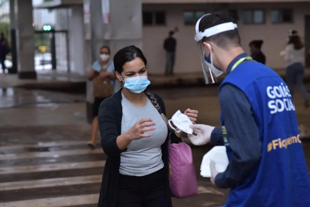 Mesmo sem obrigatoriedade, há quem se mantenha fiel às máscaras