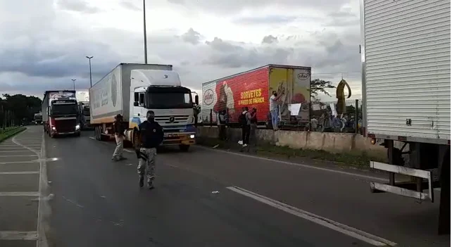 Manifestantes liberam faixa da BR-153, mas ainda há interdição em meia pista