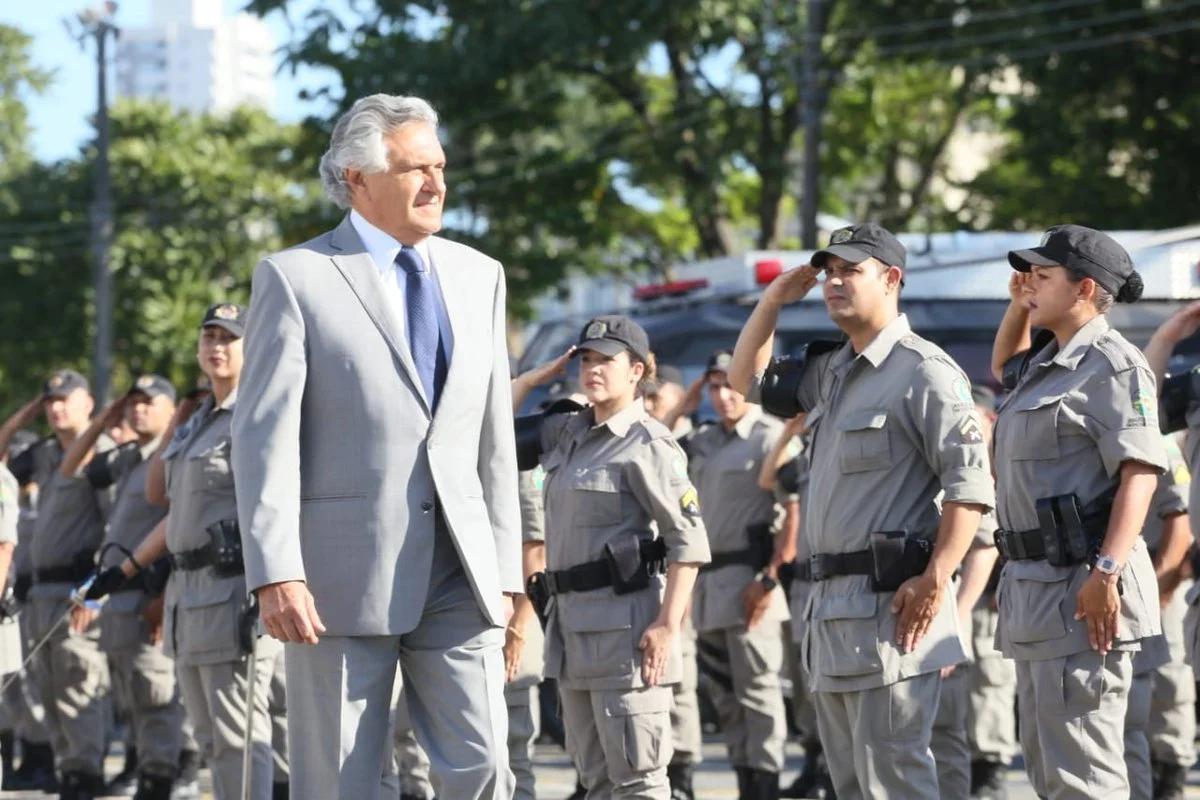 Contrariando PNI, Caiado reforça que policiais serão vacinados antes de detentos