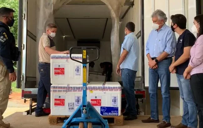 Lote de vacinas contra a Covid-19 é entregue a Goiás