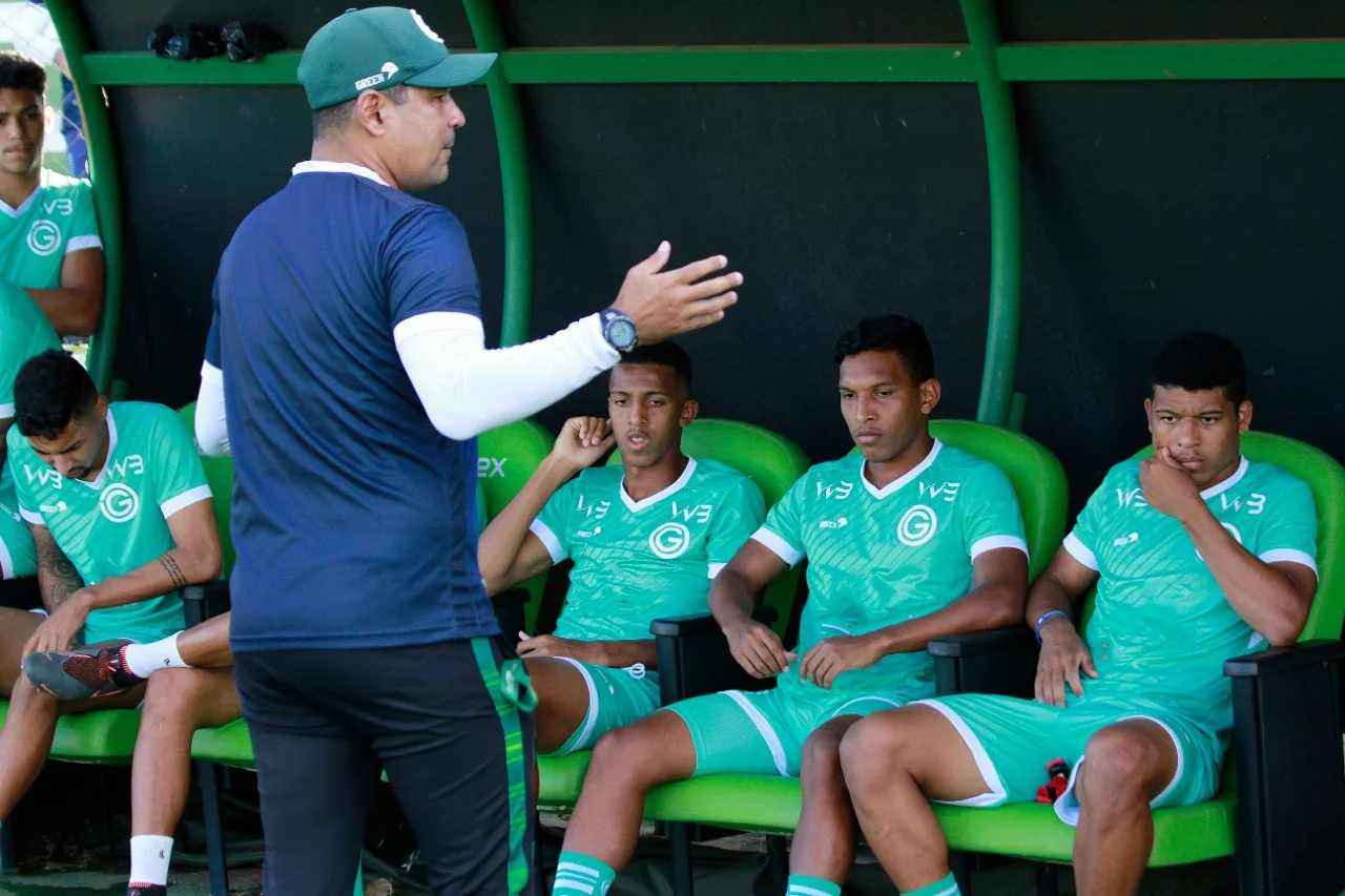 Vindo de derrota, Goiás enfrenta Atlético em um momento delicado para os esmeraldinos