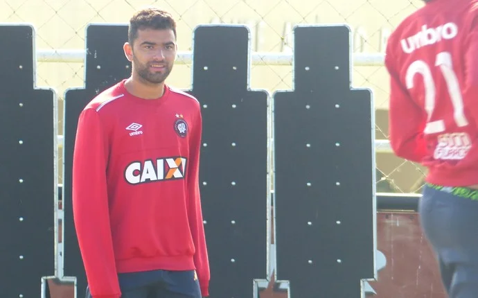 Volante que estava no futebol mineiro é anunciado no Vila Nova