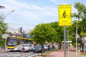 Quem estacionar em uma ciclovia, pode tomar multa grave, além de pagar o valor de R$195,23.