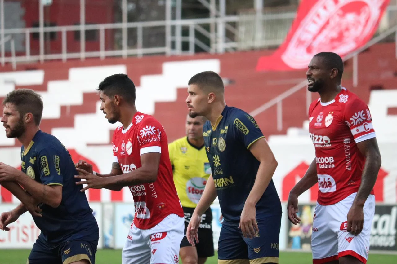 Com pintura de Alan Mineiro e gol no finalzinho, Vila Nova vence a Aparecidense e assume liderança