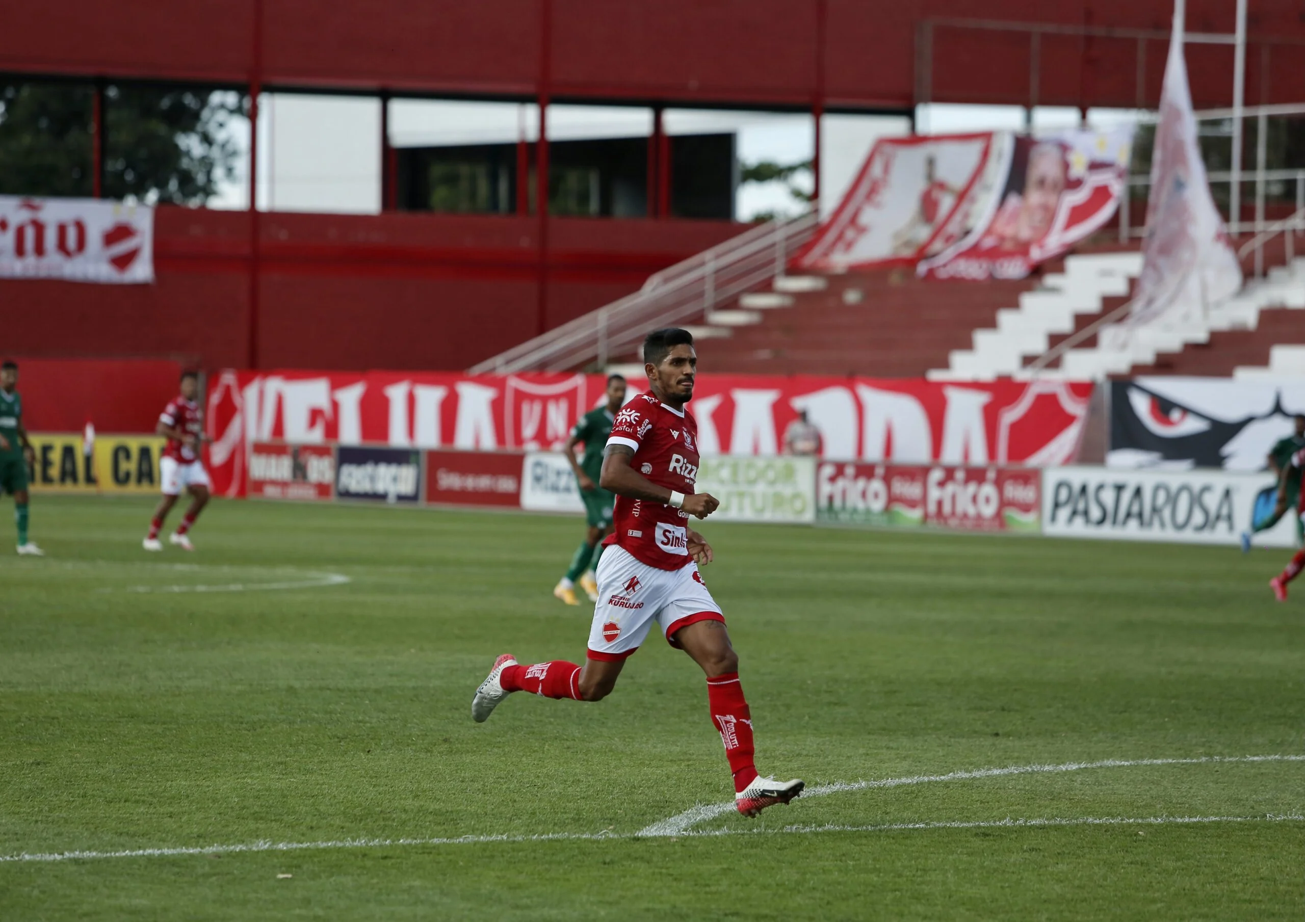 Vila Nova vence clássico contra o Goiás em jogo com erro de arbitragem