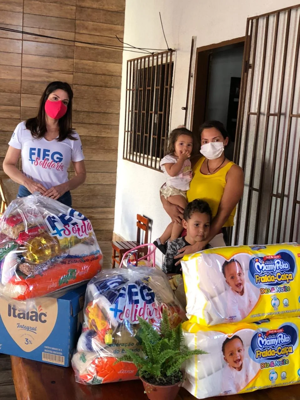 Fieg + Solidária entrega alimentos à família de jovem de 24 anos, em Goiânia