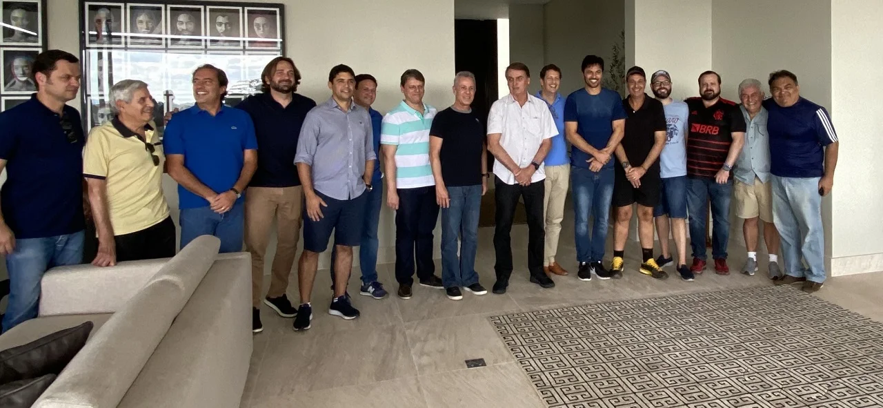 No feriado, Bolsonaro almoça com ministros e posa para foto com #FicaSalles