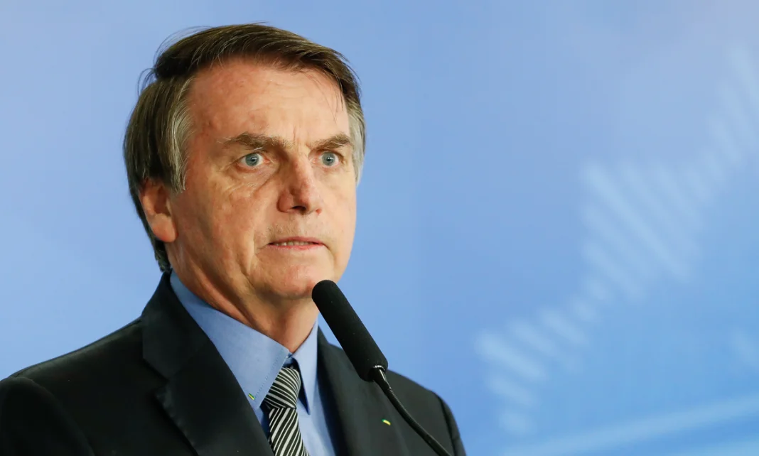 PSOL protocola notícia-crime contra Bolsonaro por mentira sobre vacina e aids