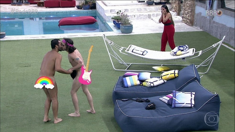 Fiuk e Gilberto dão selinho e pulam pelados na piscina do BBB21